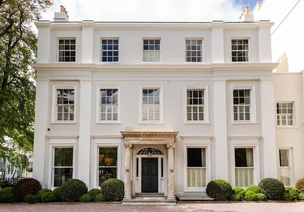 Кіносекрети готелю в Челтнемі | The movie secrets of a Cheltenham hotel